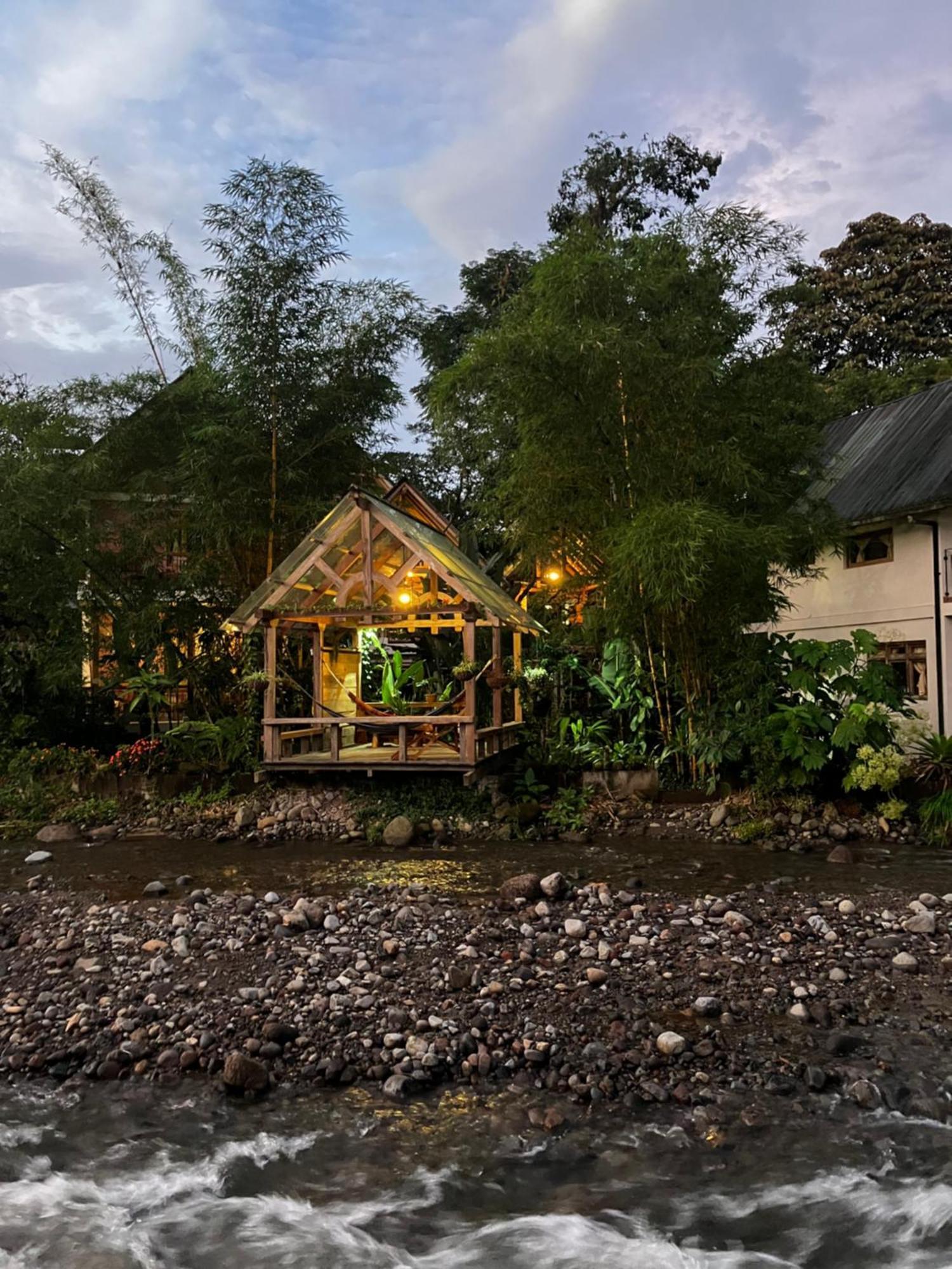 Casa Del Rio En Mindo Bed & Breakfast Exterior photo